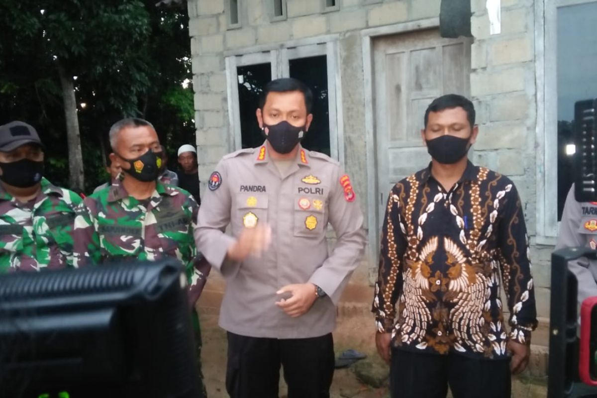 Upik Lawangga tinggal berjauhan dengan warga lain