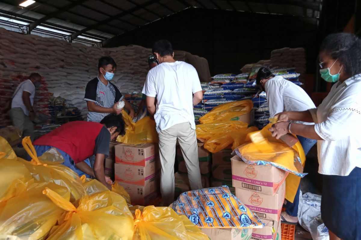 Perum Bulog Sorong salurkan 45.360 paket sembako bantuan gubernur