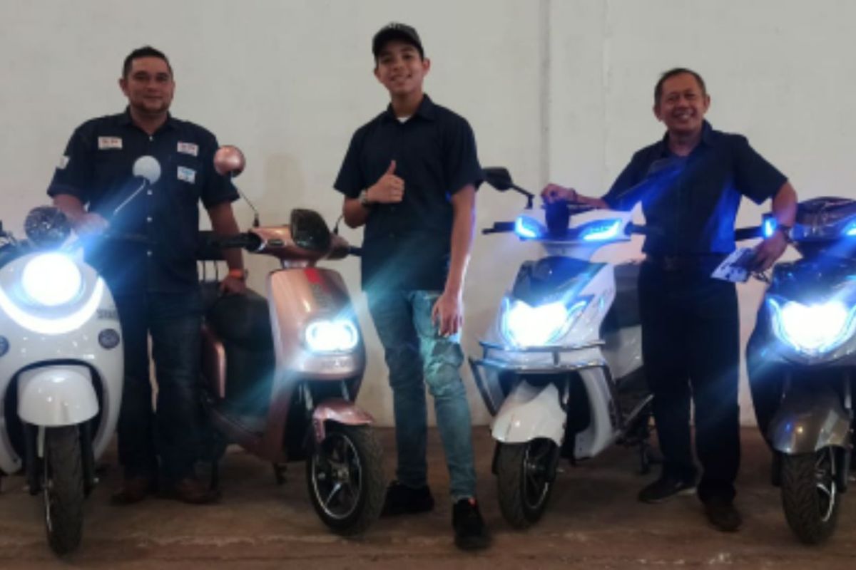 Siswa SMA di Jakarta membuat perakitan motor listrik