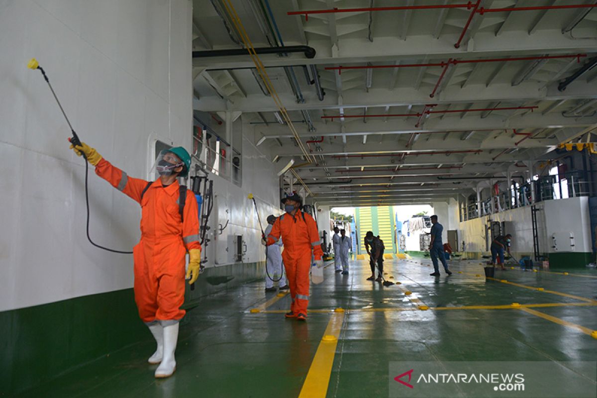 Penyemprotan cairan disinfektan kapal penumpang