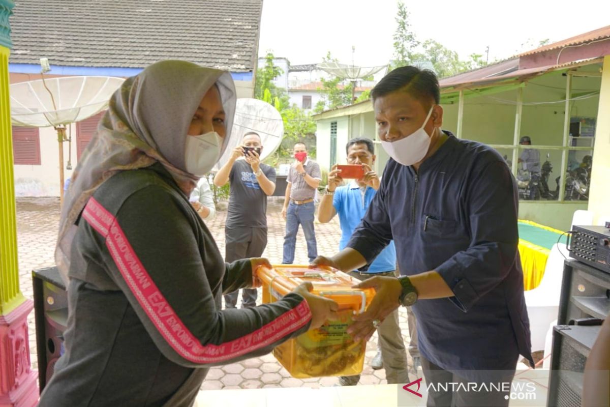 Warga Asahan korban banjir terima bantuan dari Ketua PKK Sumut