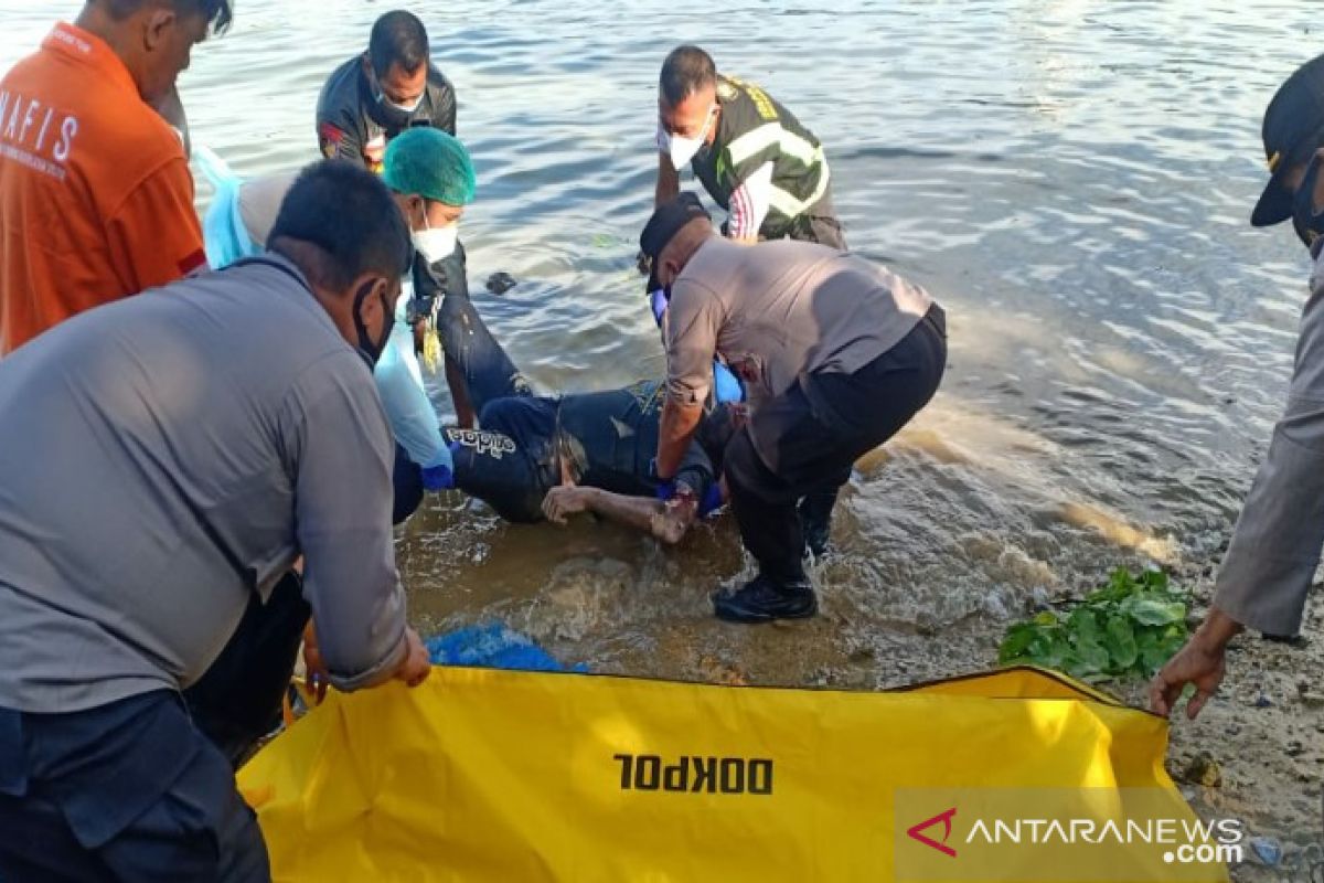 Polisi evakuasi mayat mengapung di bawah Jembatan Kuning