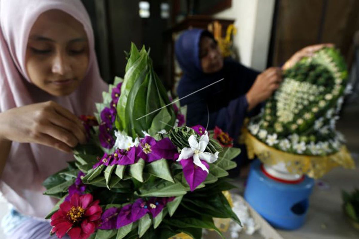 Perajin hias sirih pengantin di Aceh