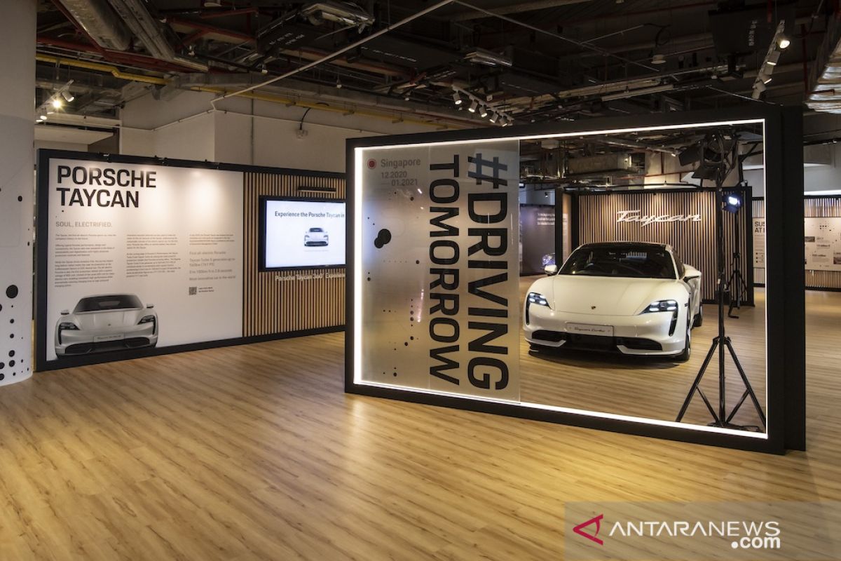 Porsche membuka pameran "#DrivingTomorrow" di Bandara Jewel Changi