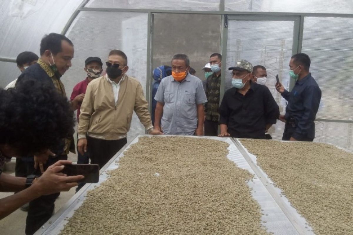 Pemprov Sulbar beri bantuan alat pengolah kopi kepada  petani di Mamasa