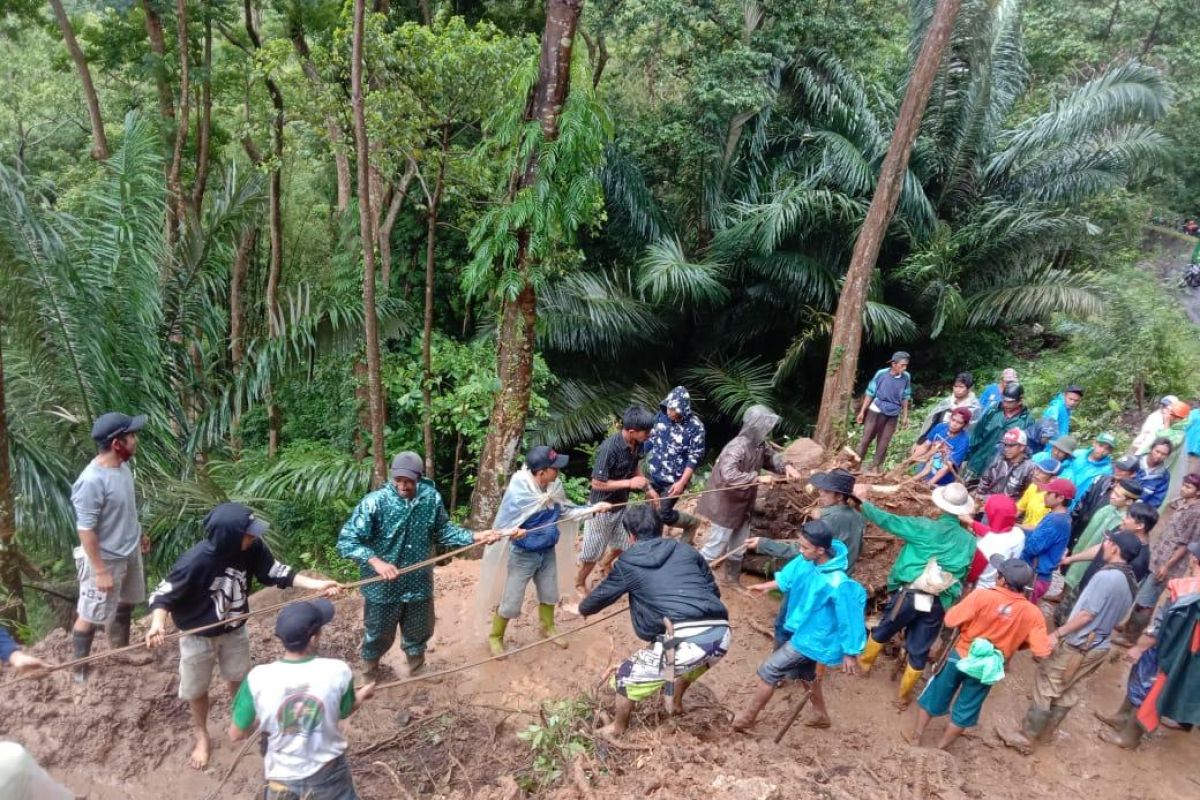 Warga gotong royong bersihkan material longsor Tinggimoncong