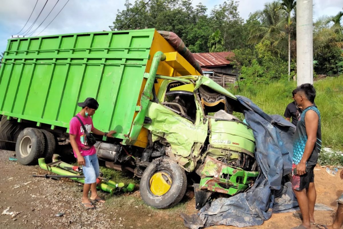 Terjadi tabrakan beruntun, seorang sopir truk tewas