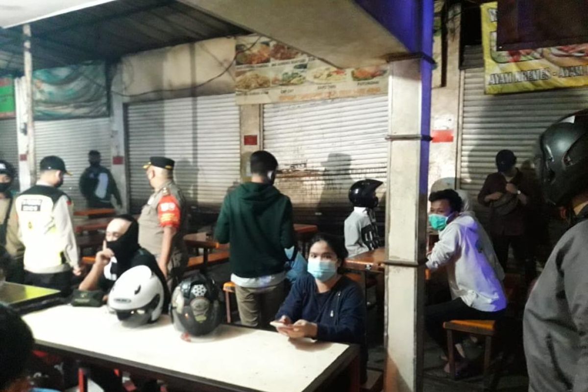 Pemburu COVID-19 intensifkan tes cepat pedagang di Pasar Kramat Jati