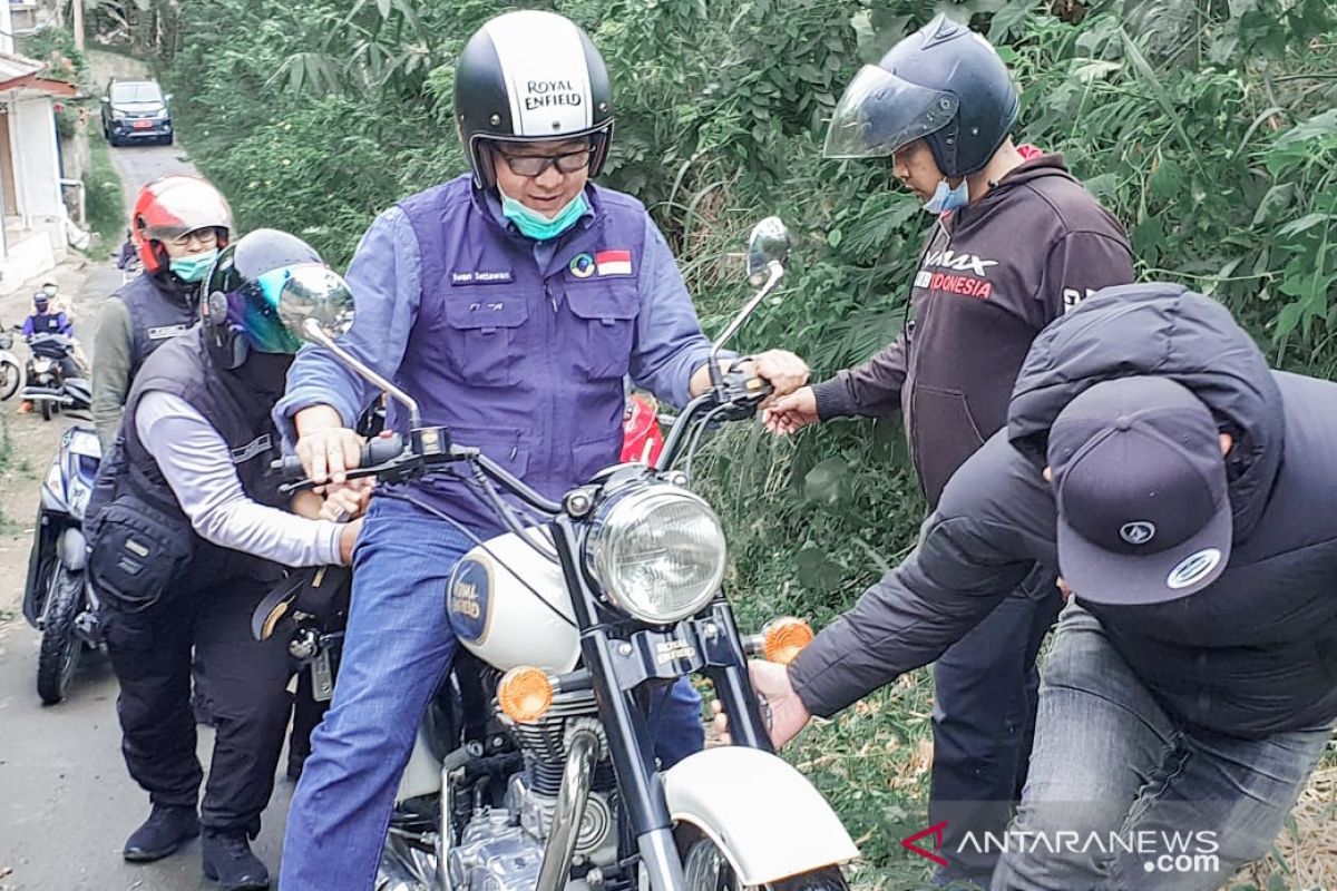 Cerita Wabup Bogor blusukan pakai motor tinjau Pilkades Serentak