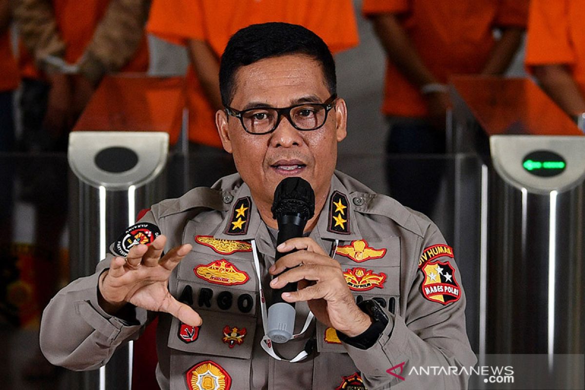 Kemarin, Polri soal video Refly Harun hingga penahanan tersangka KPK