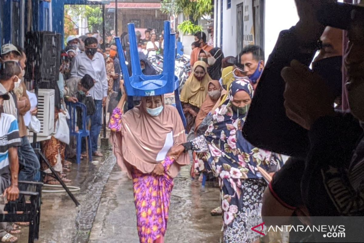 Demi mendapatkan BLT tahap akhir Rp300 ribu, warga HST rela antri hujan-hujanan