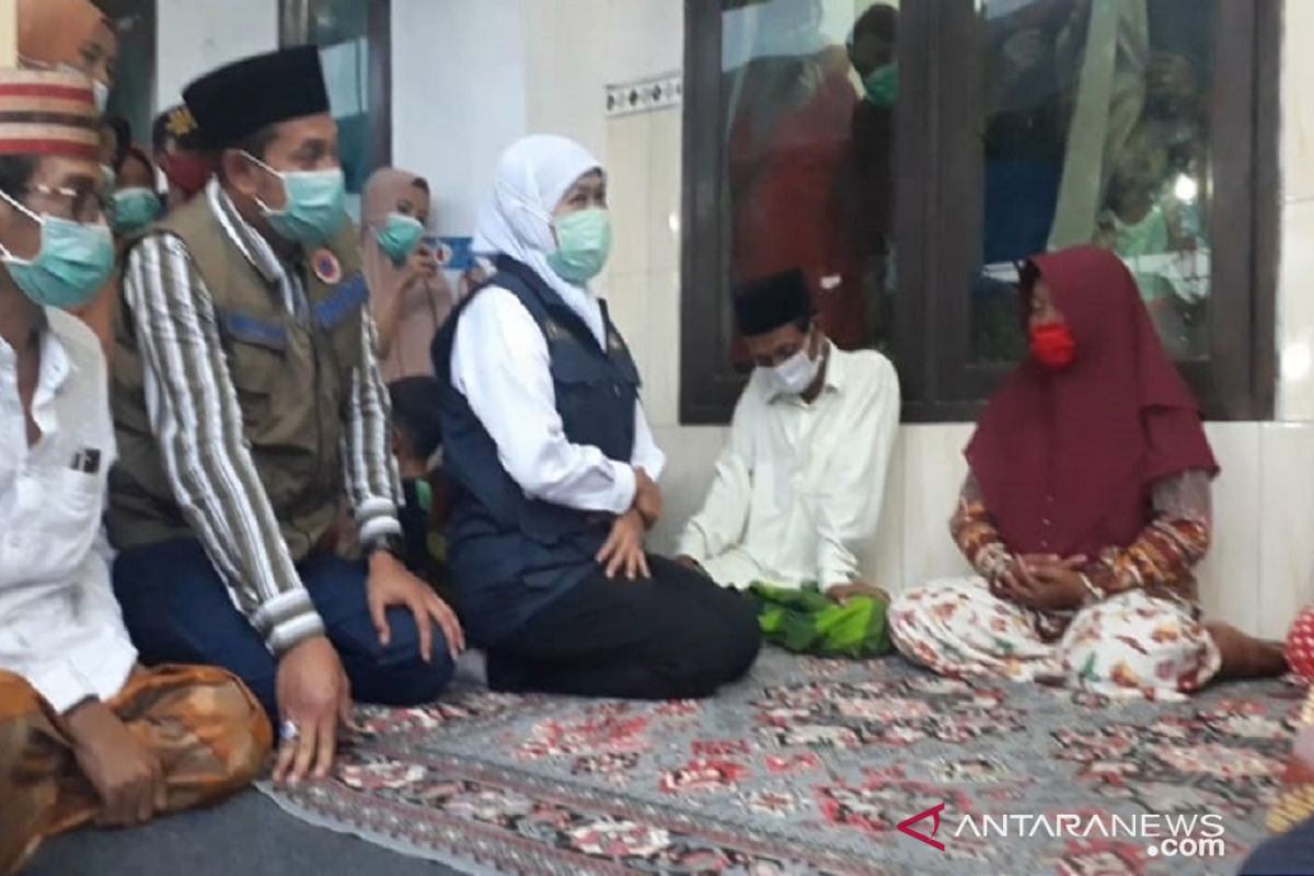 Khofifah takziah ke rumah bocah korban terseret arus sungai di Sampang