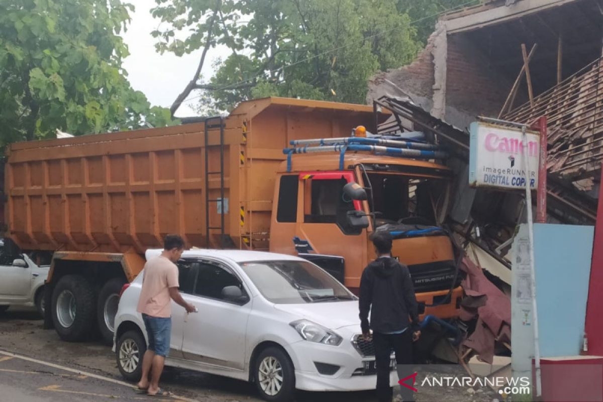 Seorang penumpang Datsun lolos dari maut saat mobilnya diseruduk truk