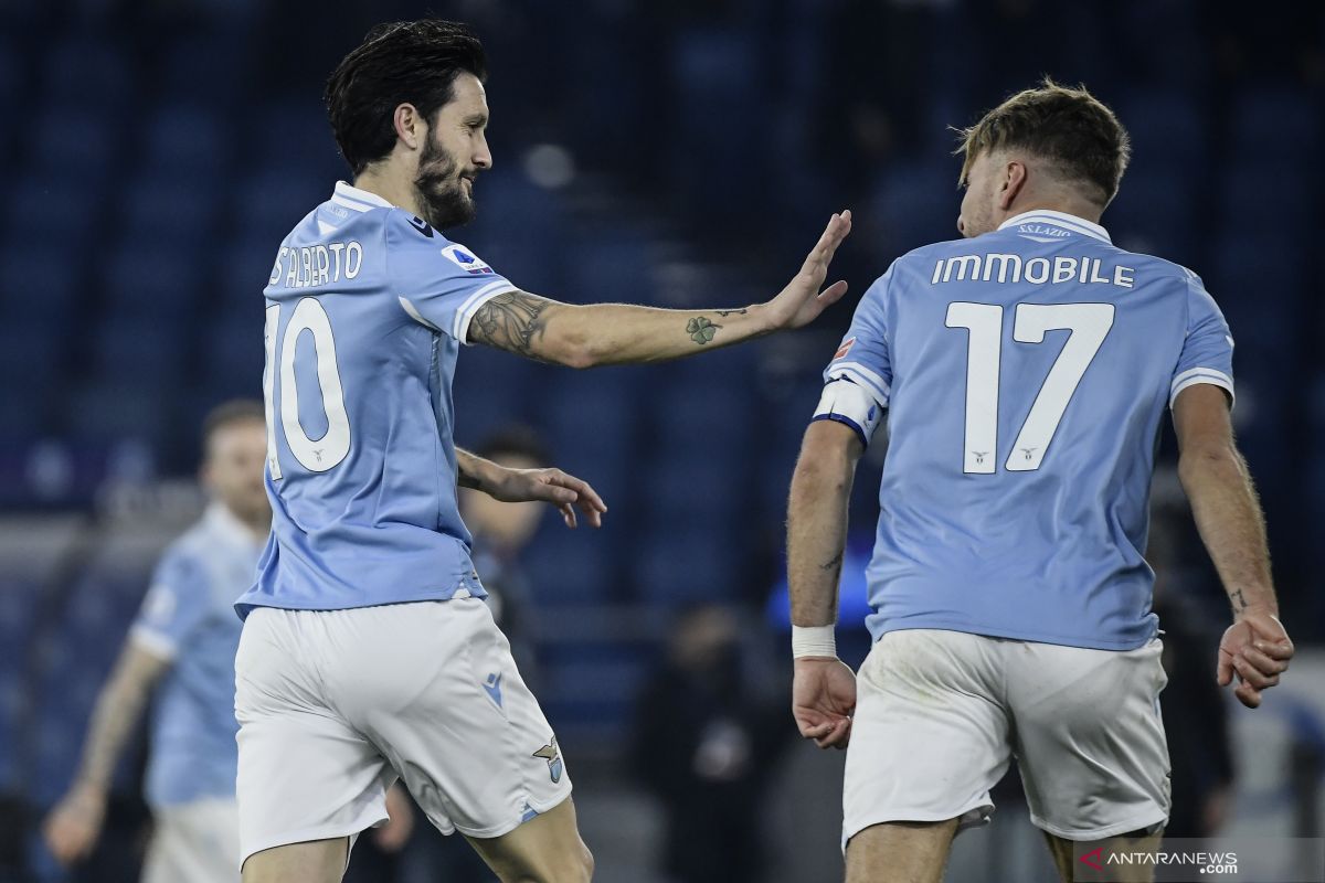 Lazio menundukkan tamunya Napoli dengan skor 2-0