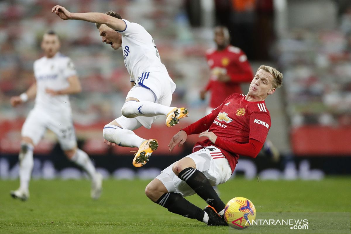 MU akan turunkan van de Beek dan Henderson hadapi Young Boys