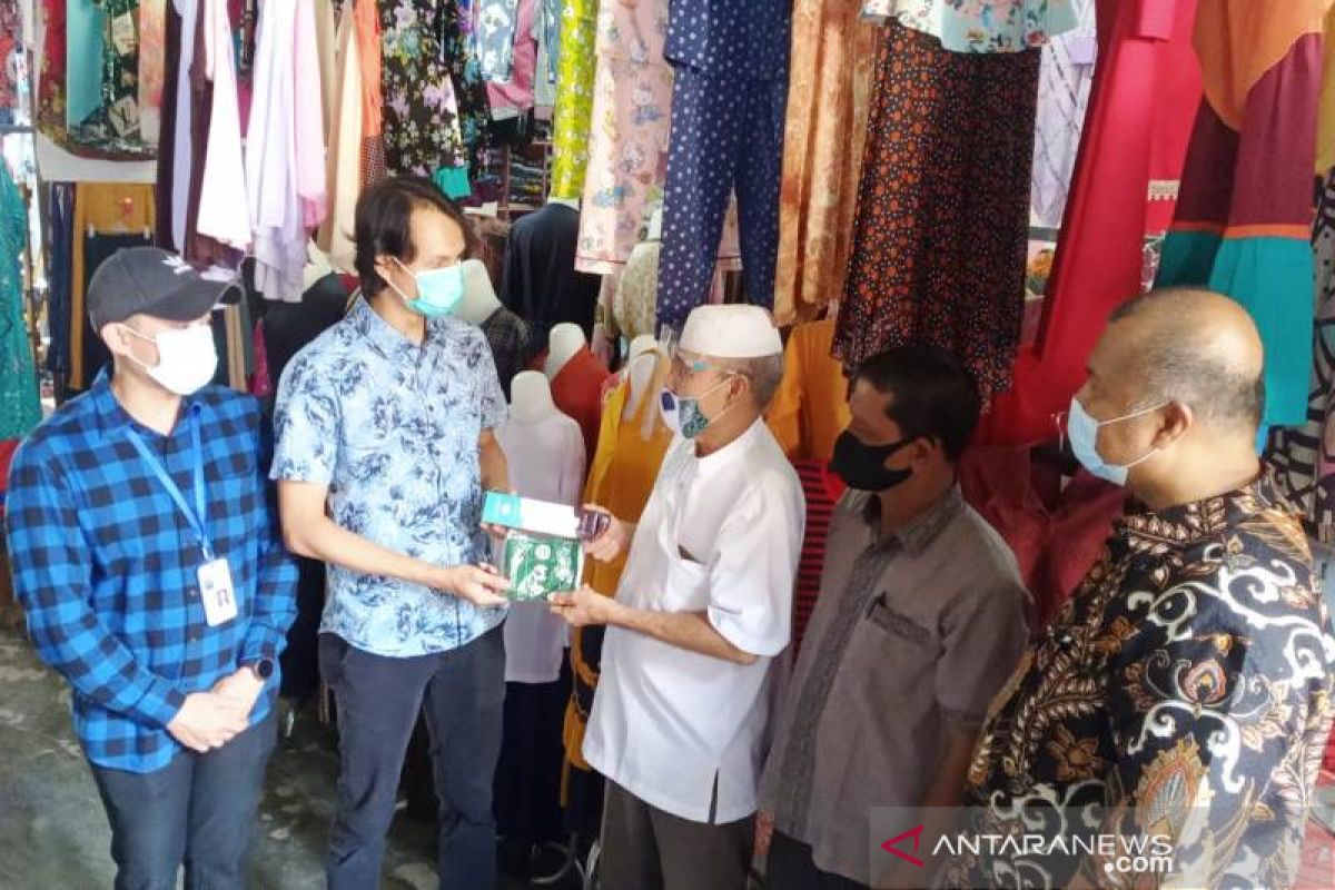 Cegah COVID-19, Ratusan pedagang di Aceh Barat terima bantuan APD dari pemerintah