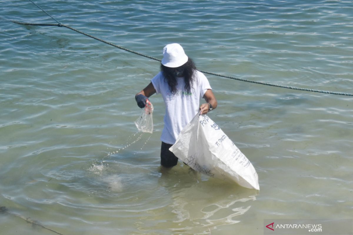 Berperang dengan sampah plastik di perairan Maluku Tengah