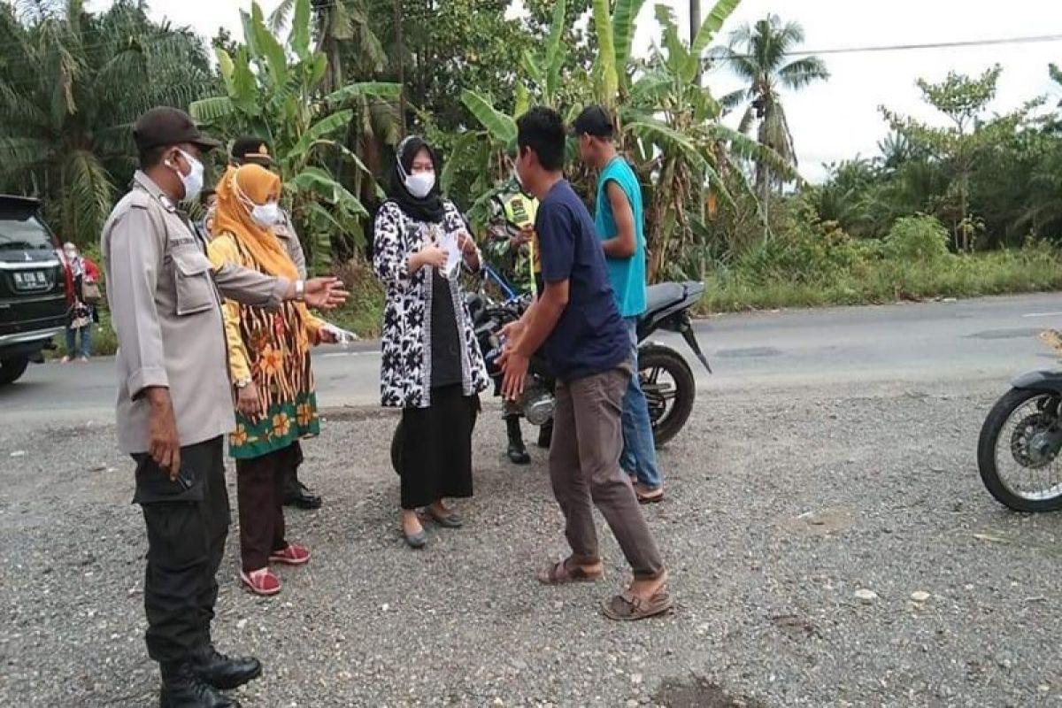 Tekan penyebaran COVID-19, Puskesmas Securai Langkat bagi masker kepada warga