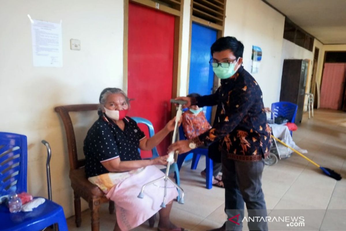 Loka Minaula Kendari beri bantuan bagi lansia di Manado