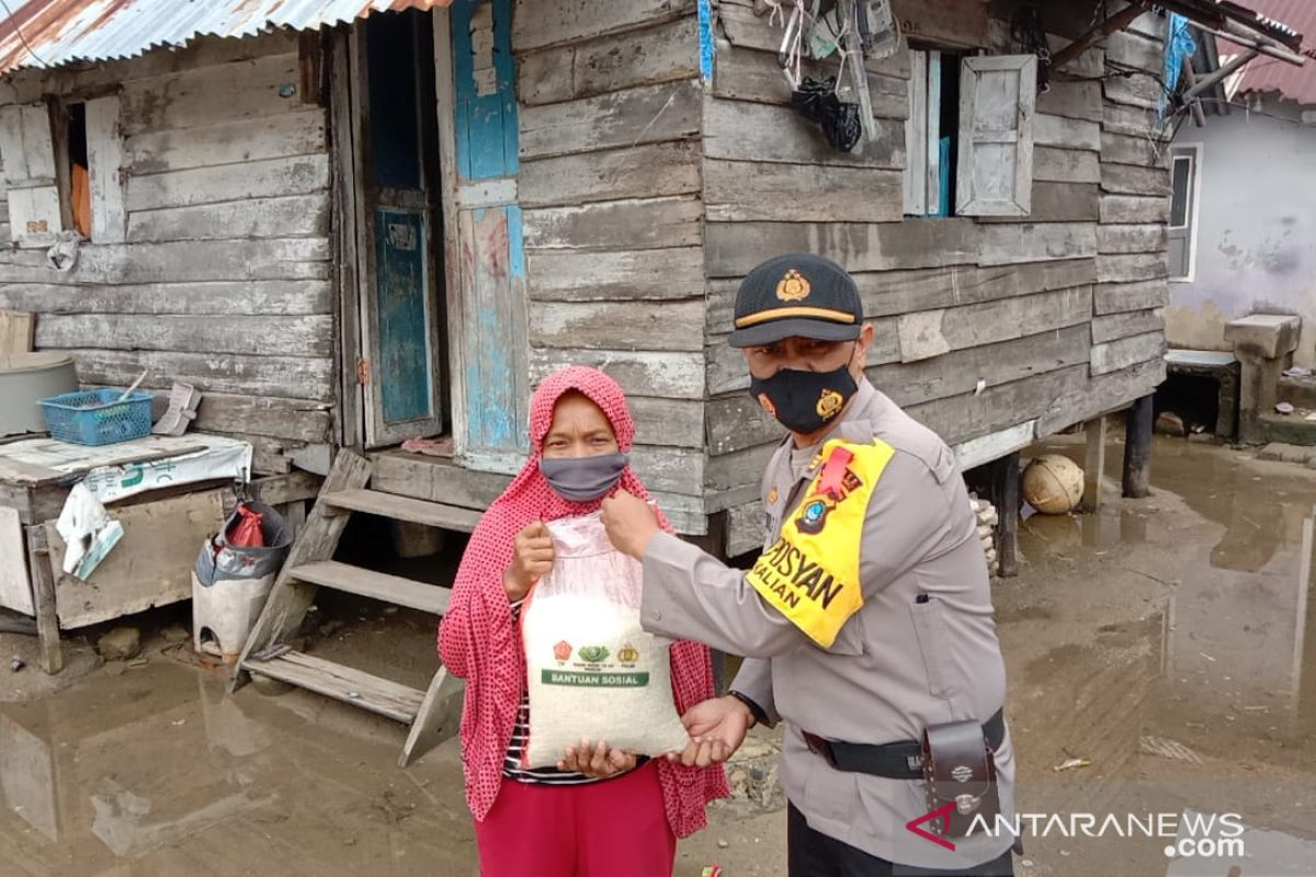 Polres Bangka Barat salurkan bantuan sosial kepada warga terdampak COVID-19