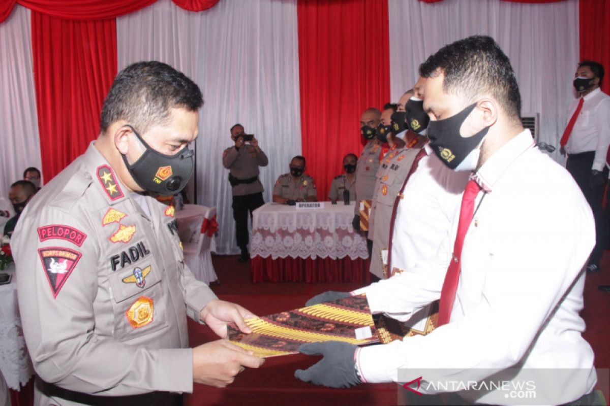 41 personel Polres Jakbar raih penghargaan pin emas dari Kapolri