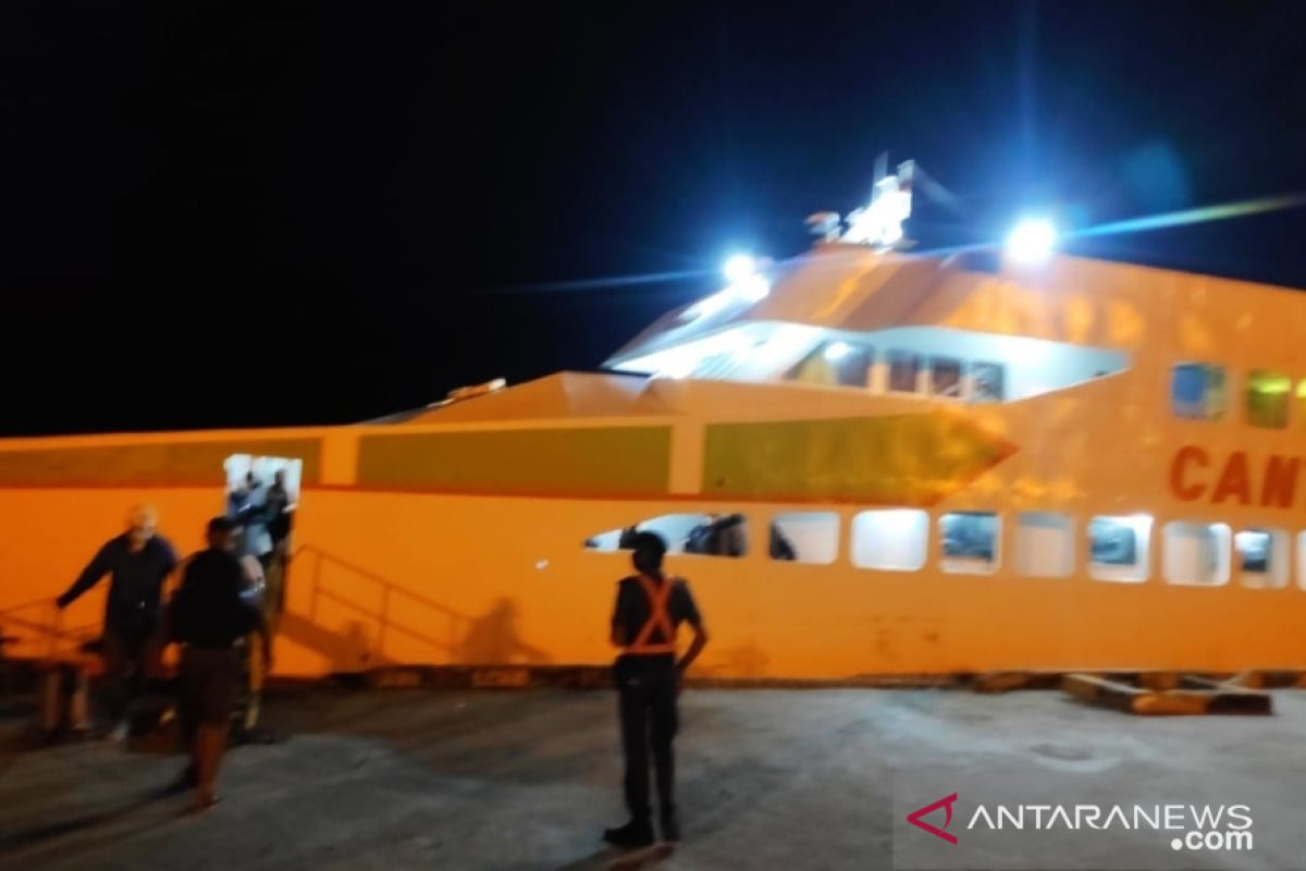 Kapal Cantika Lestari  tujuan Kupang-Larantuka dihadang gelombang