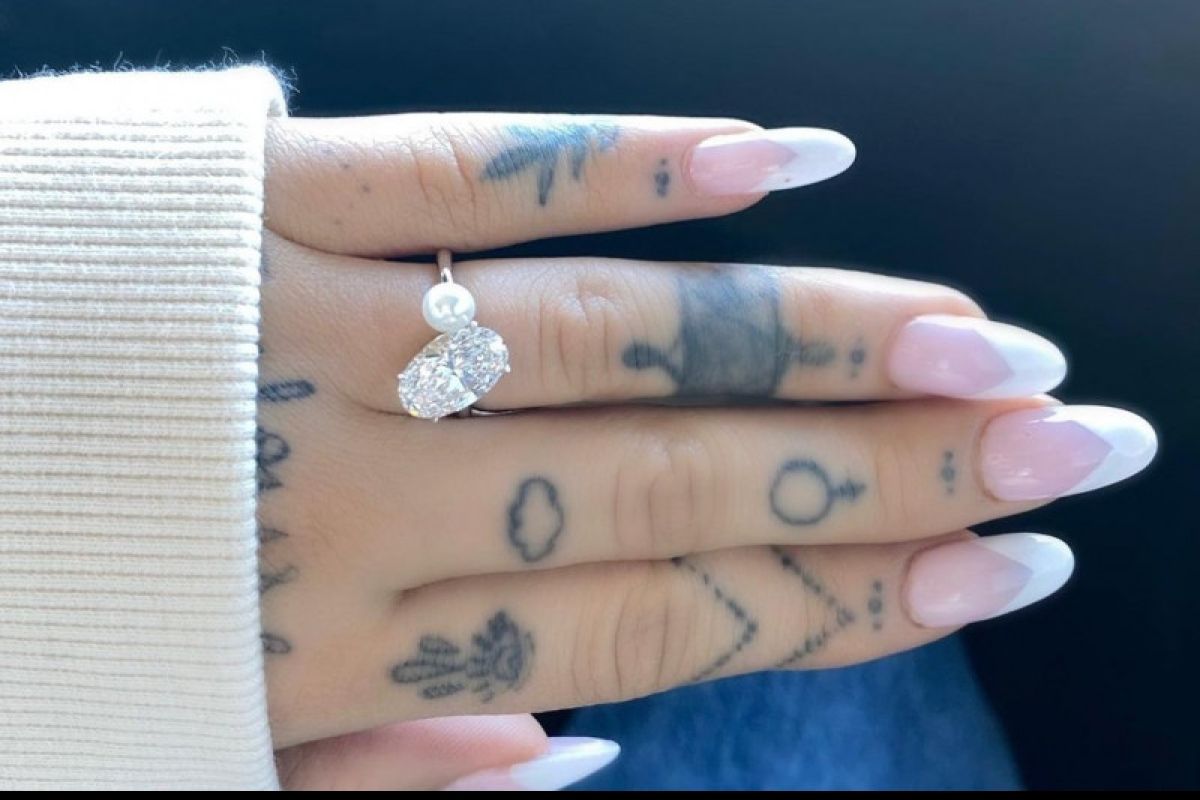 Ariana Grande pamer cincin tunangan