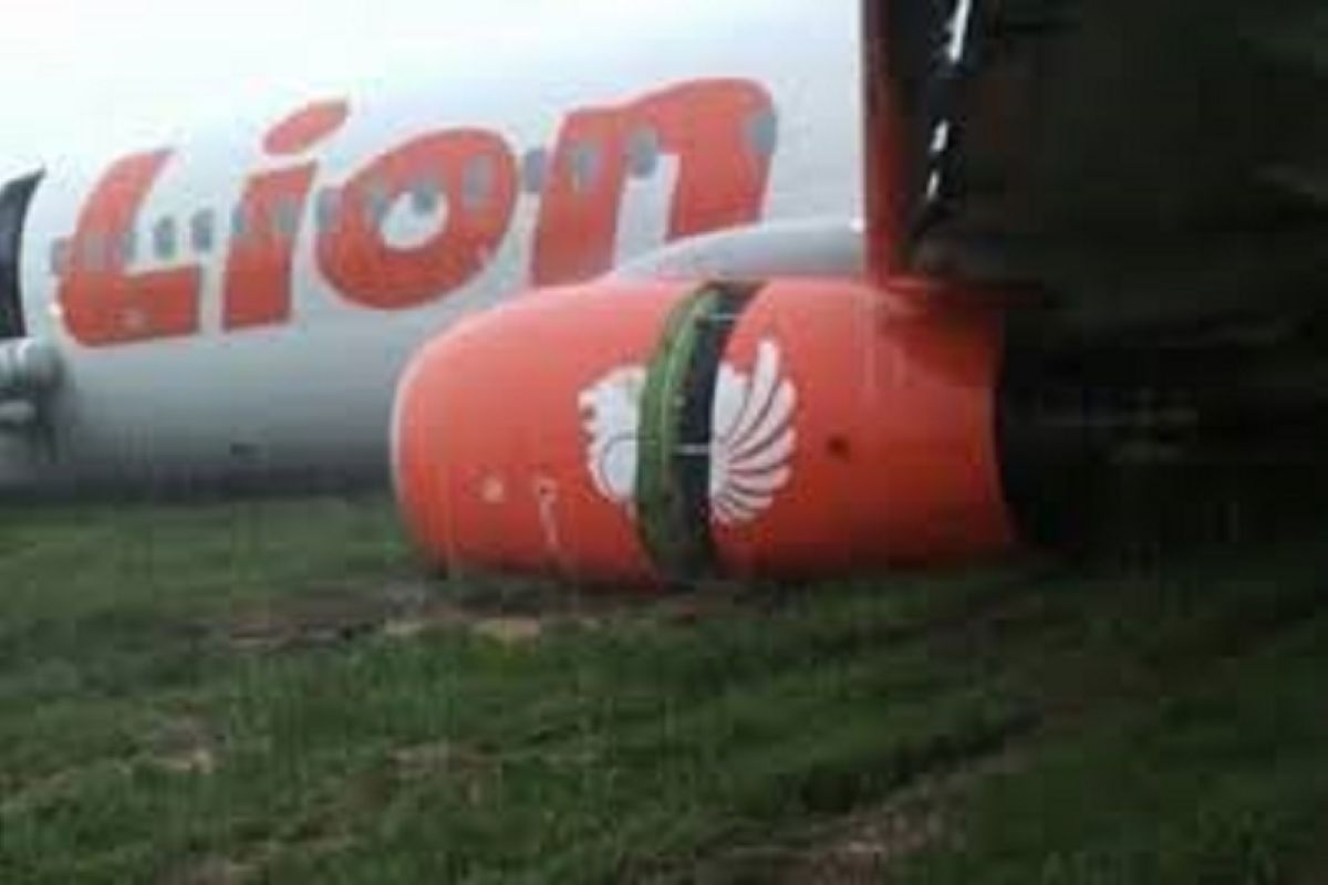 Pesawat Lion Air JT-173 yang tergelincir mulai dievakuasi