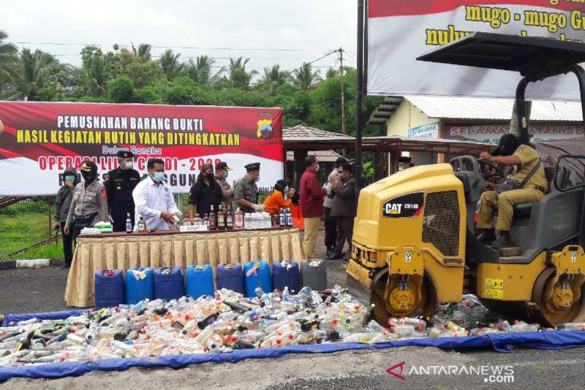 Ribuan botol minuman beralkohol di Temanggung dimusnahkan