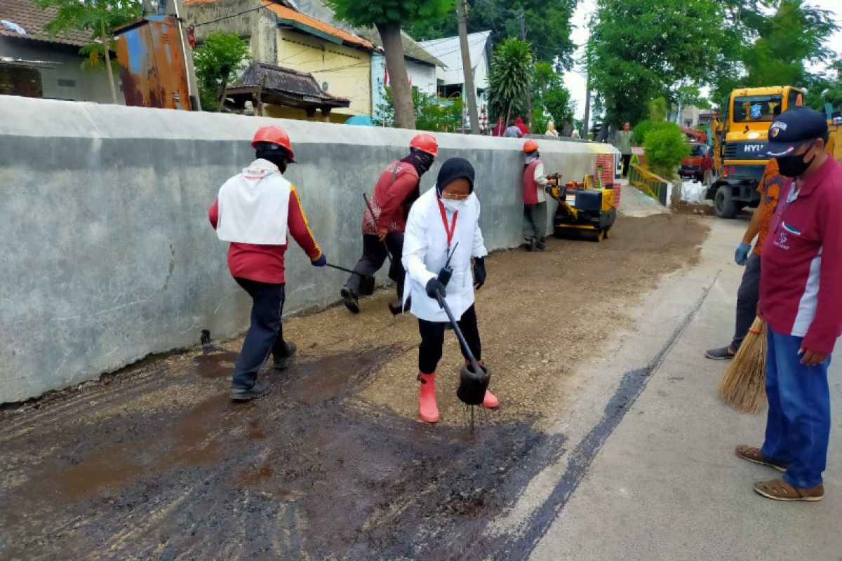 Risma pimpin pengaspalan jalan di Kembang Kuning Surabaya