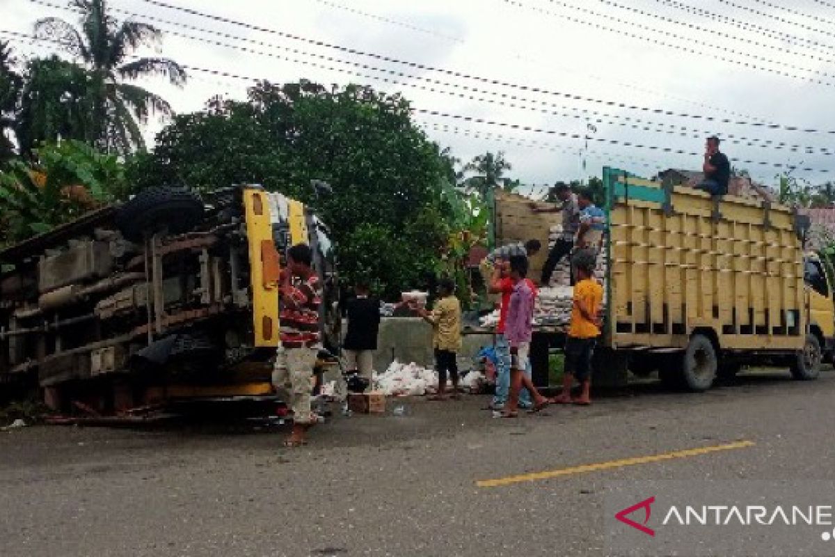 Truk bermuatan 7 ton beras terbalik di Aceh Tamiang