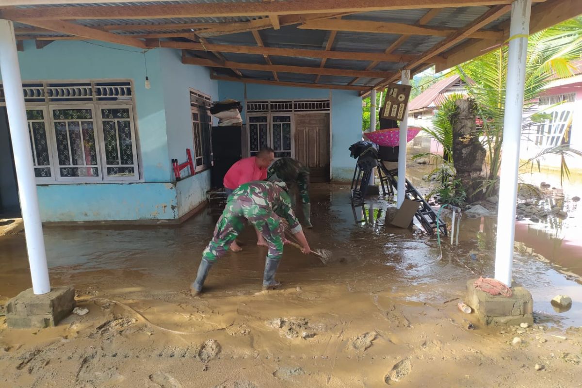 Kodim 1314/Gorontalo Utara bantu bersihkan rumah terdampak banjir
