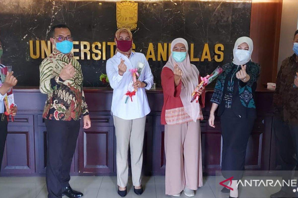 Peringati Hari Ibu, BNI Wilayah Padang berikan bingkisan kepada nasabah perempuan