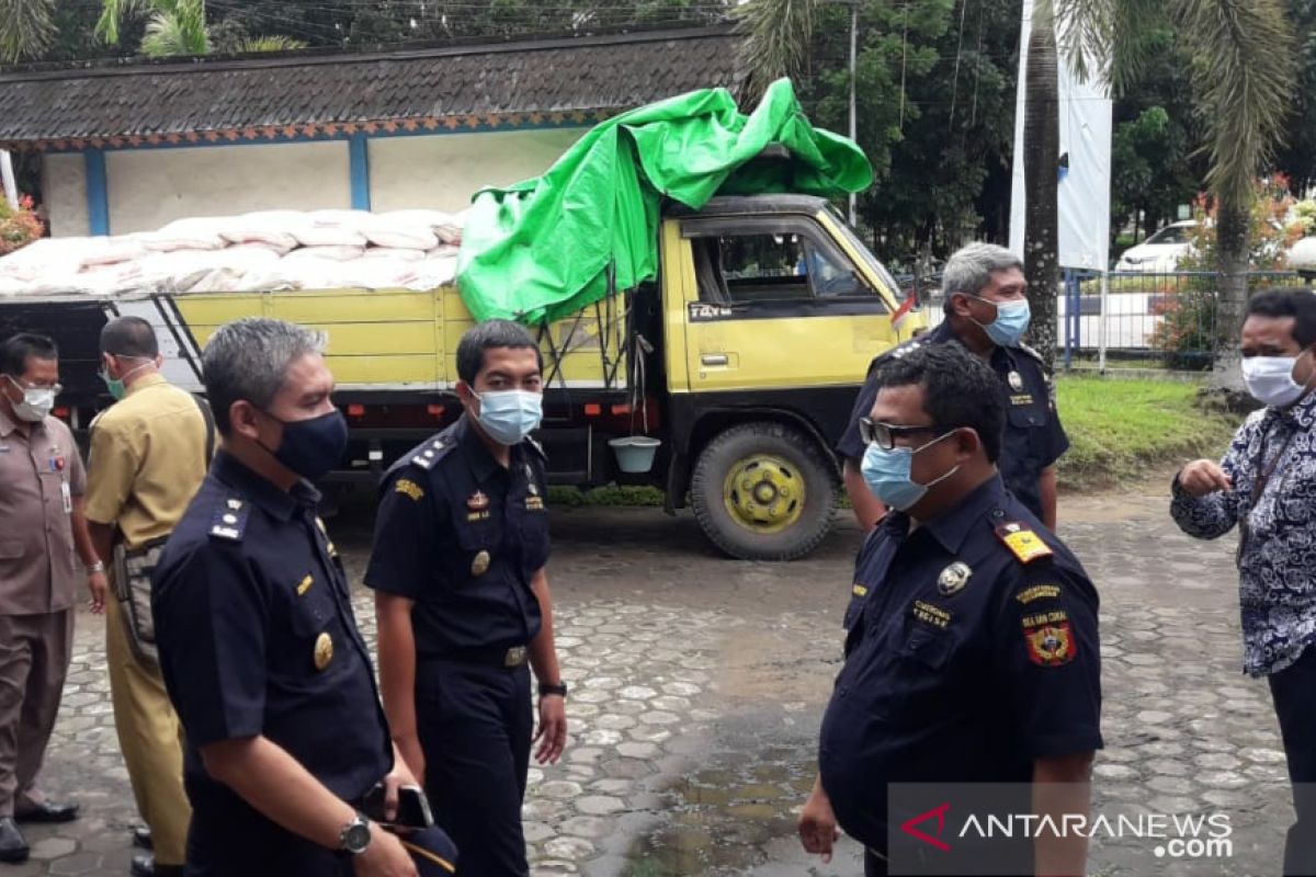 Bea Cukai hibahkan sebanyak enam ton gula sitaan ke Pemkab Mempawah