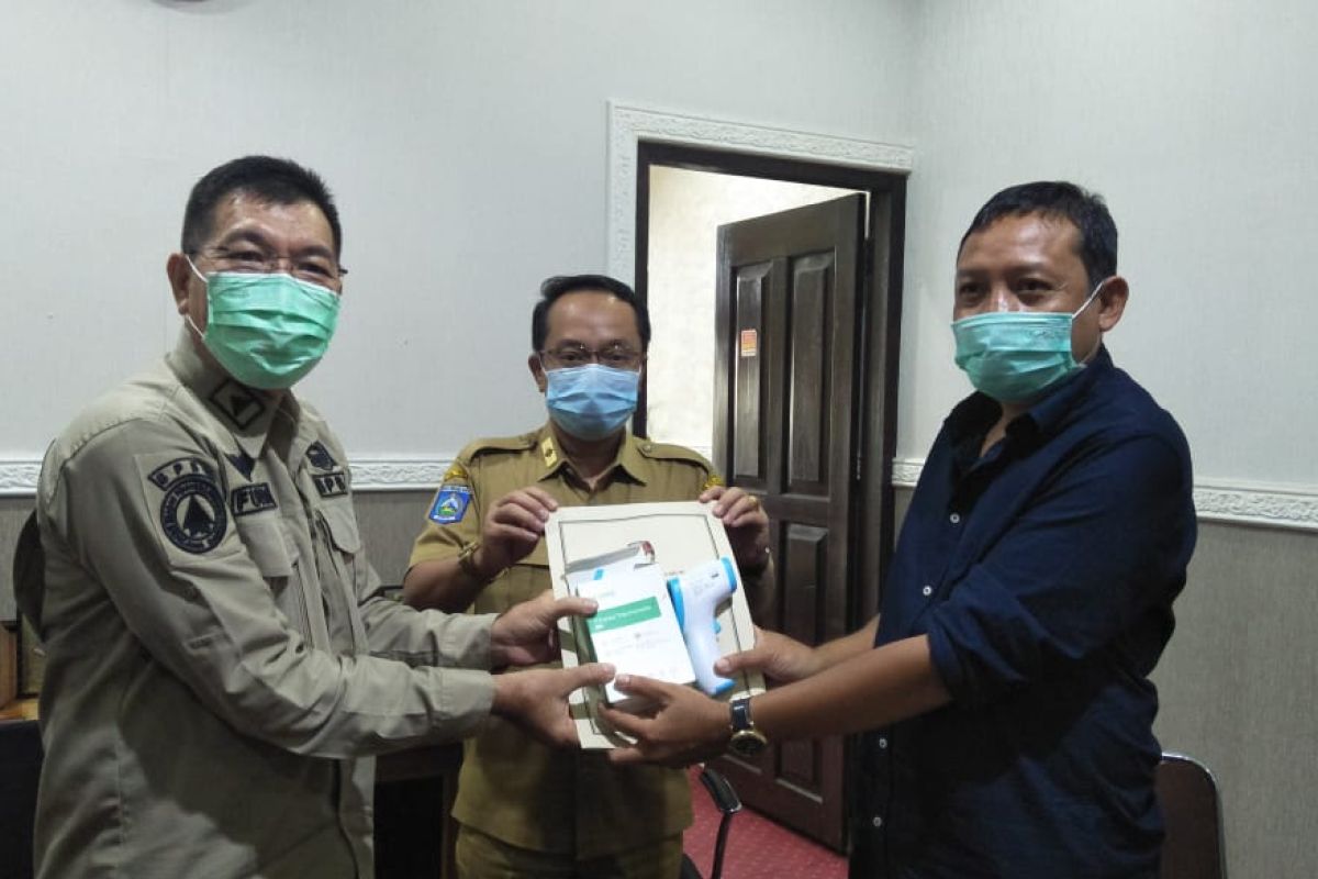 KPUD menghibahkan 705 alat pengukur suhu tubuh ke Pemkot Mataram