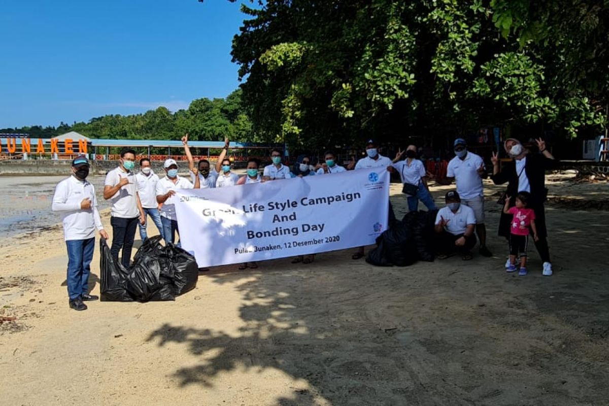Jasa Raharja Sulut bersih-bersih sampah di Pantai Bunaken