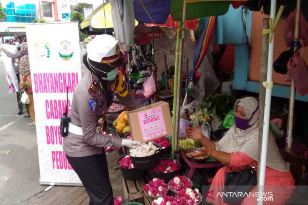 Hari Ibu, Polwan Polres Boyolali bagikan sembako pada masyarakat yang patuh prokes
