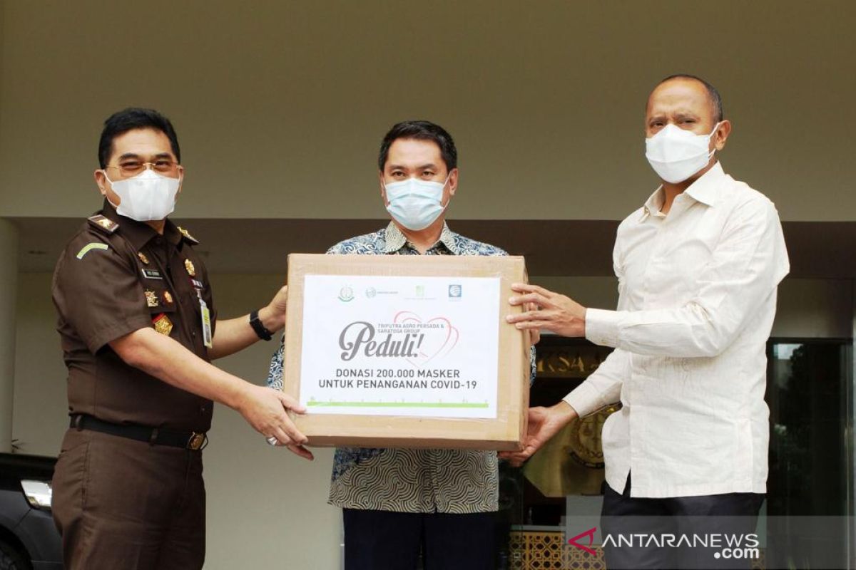 Grup Triputra-Saratoga serahkan 200.000 masker ke Kejaksaan Agung