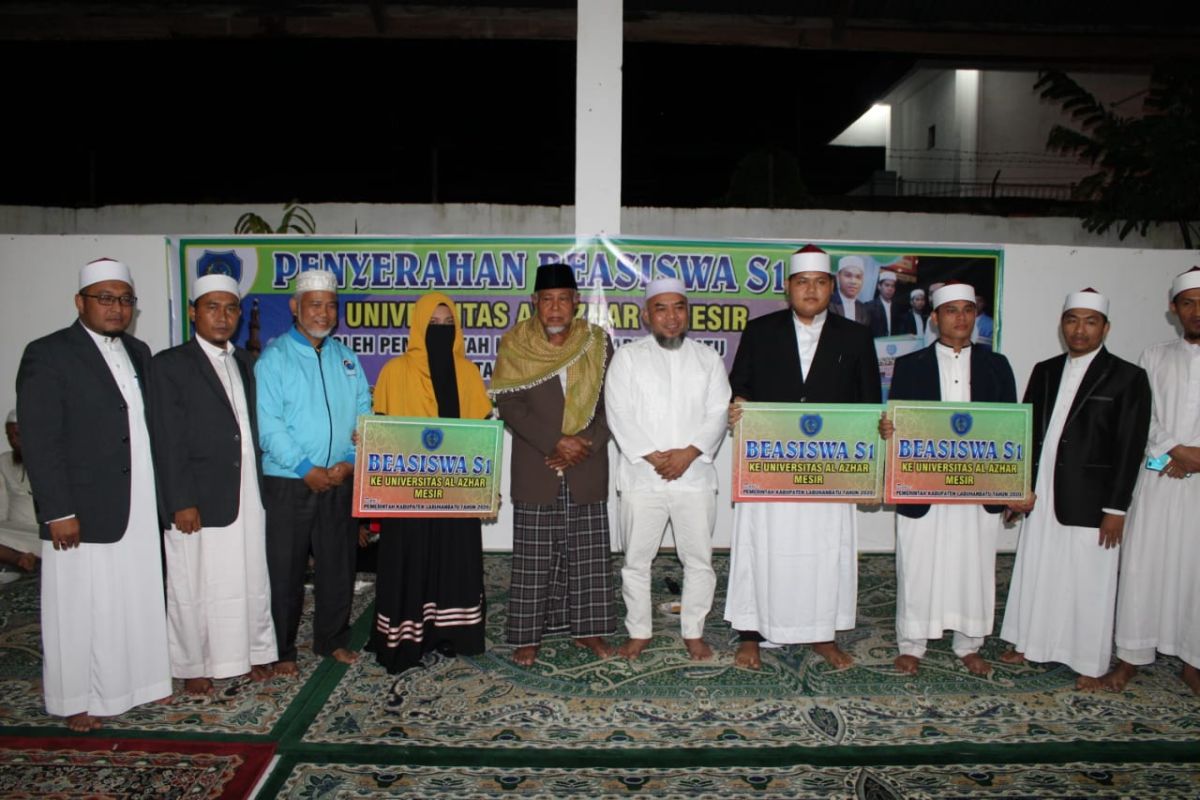 H. Andi Suhaimi Dalimunthe, ST MT. Serahkan Beasiswa S1 Ke Universitas Al-Azhar