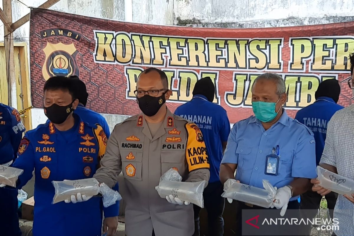 Jambi police thwart attempt to smuggle 129,466 lobster larvae