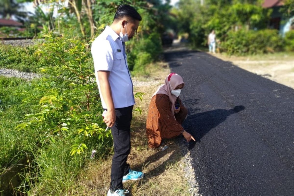 Anggota DPRD temukan jalan hotmix dikerjakan asal jadi