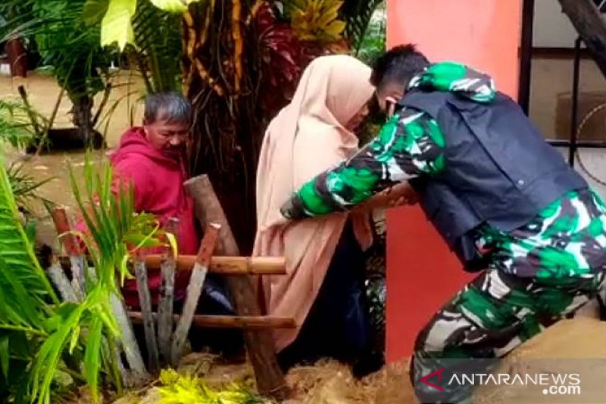TNI-Polri dan Basarnas bergerak cepat tangani banjir Gorontalo Utara