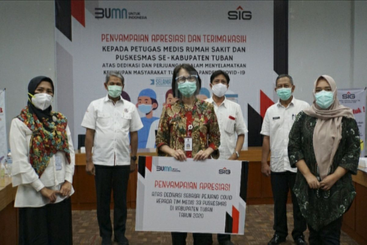 SIG serahkan bantuan dana operasional tenaga medis di Tuban