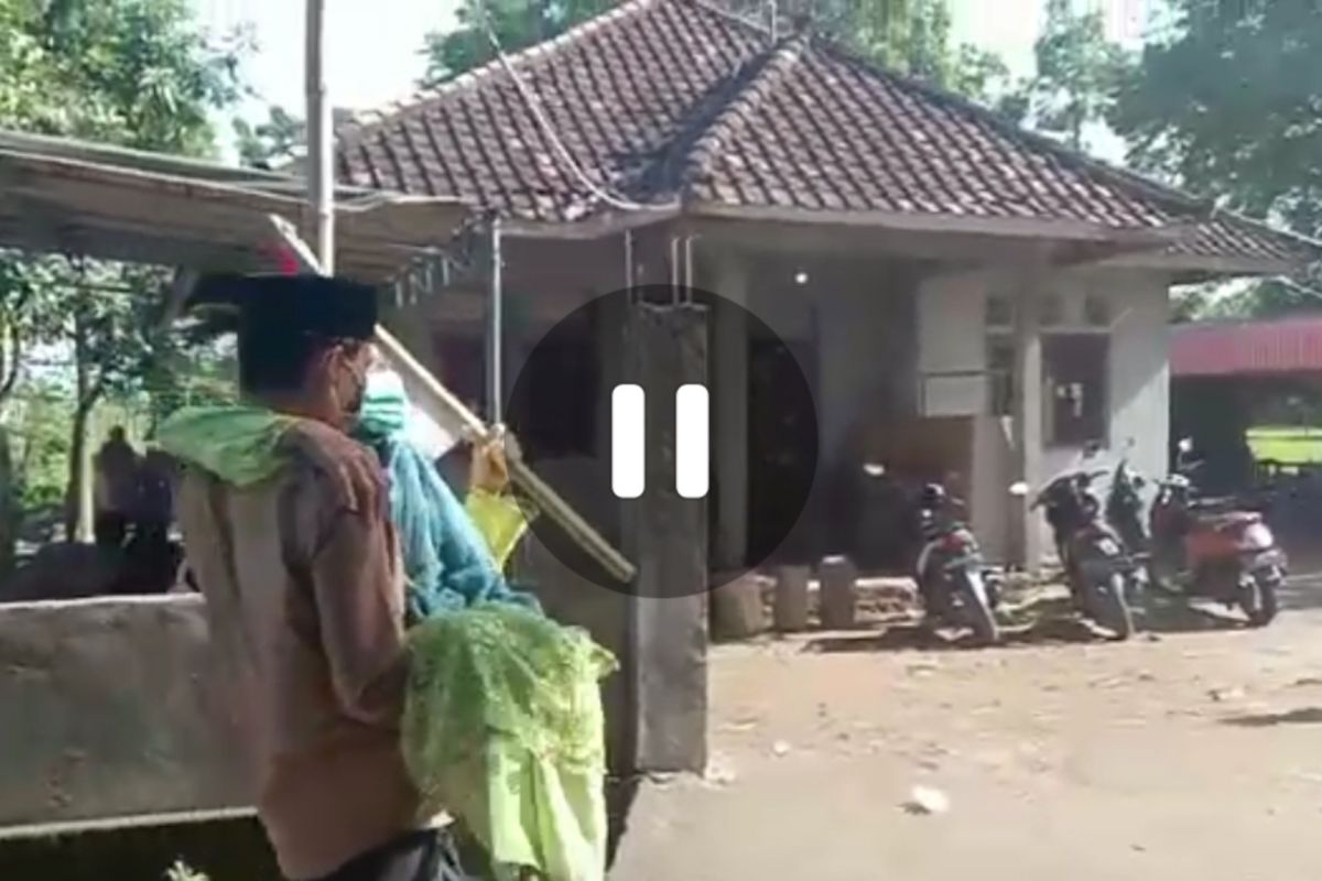 Viral calon kades di Lombok Tengah gendong ibunya ke TPS dan cium kakinya sebelum mencoblos (Video)