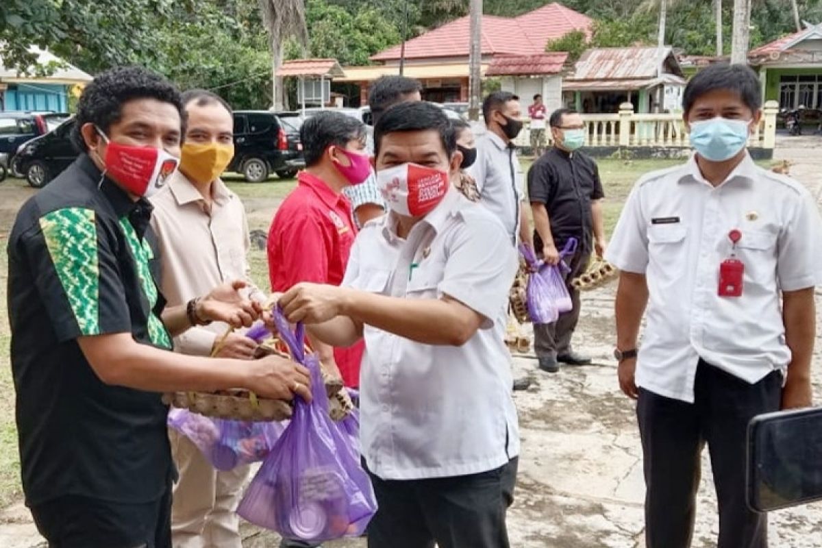 Pemkab Bartim bagikan bingkisan kasih