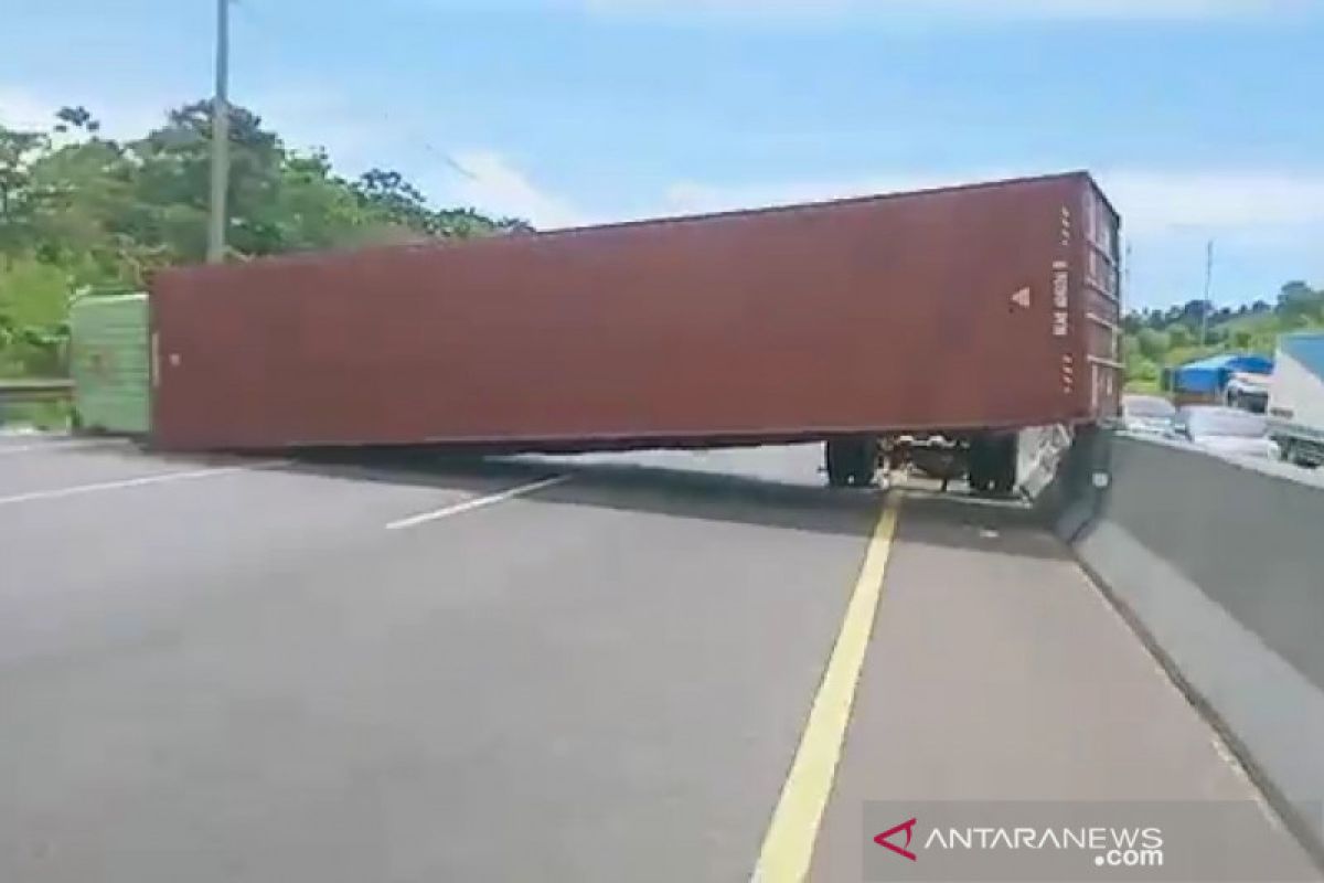 Truk tronton tak kuat menanjak, terguling dan melintang di ruas tol