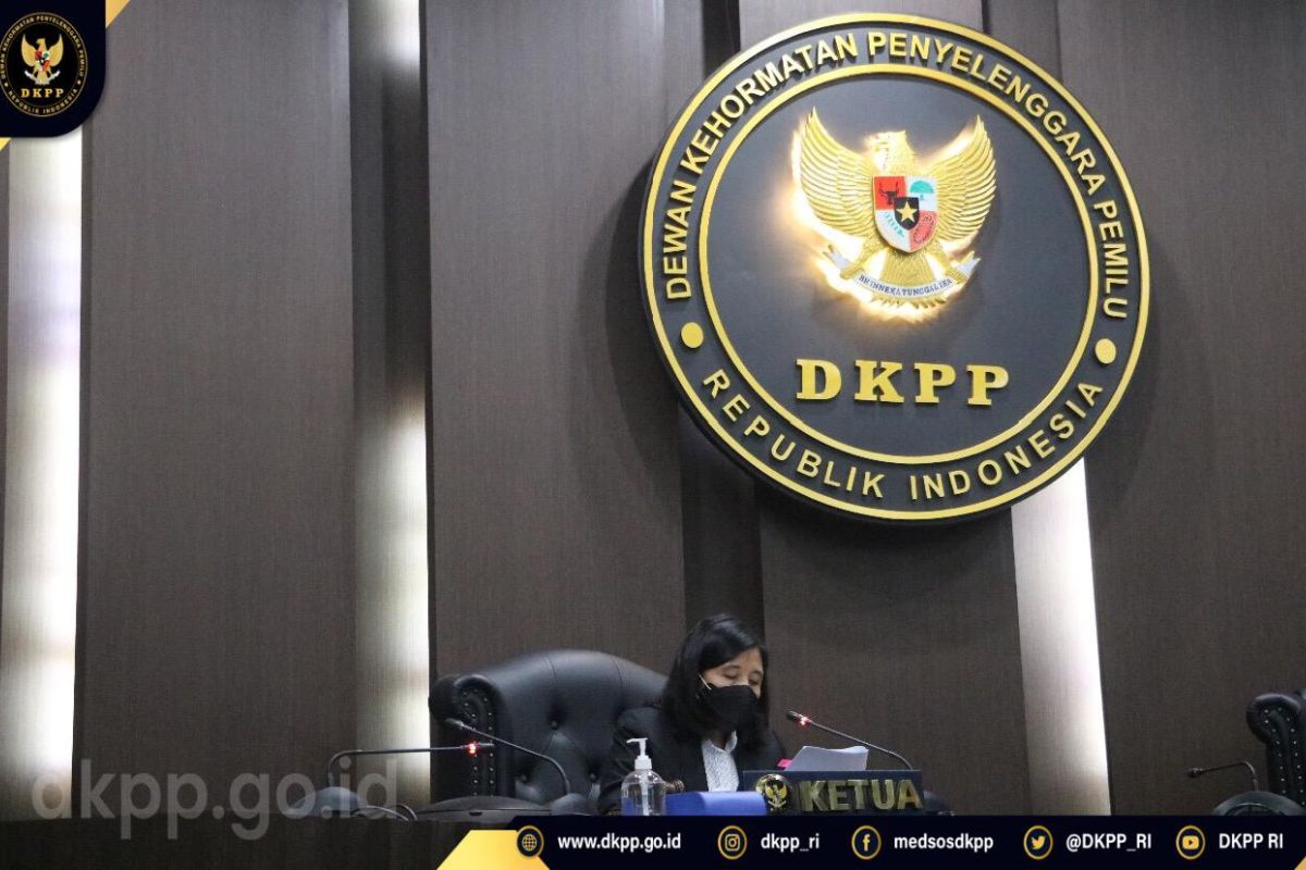 DKPP berhentikan sementara Ketua Bawaslu Luwu karena rangkap jabatan