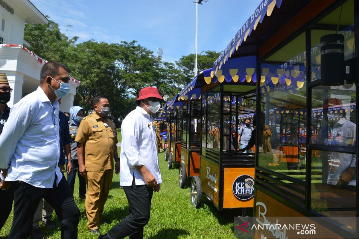 Pemkab Bone Bolango serahkan bantuan gerobak bagi UMKM