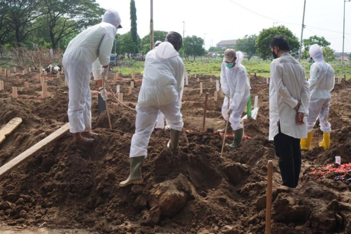 TurunTangan dan PPA salurkan bantuan untuk petugas TPU Tegal Alur