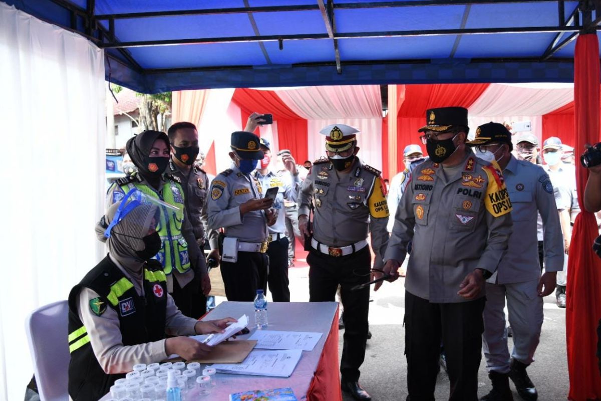 Tinjau Terminal Kampung Rambutan Kakorlantas pantau cek urin sopir bus